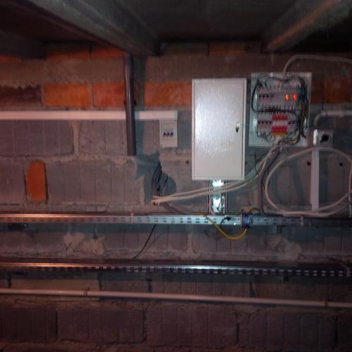 Przerobiona_rozdzielnia_do_zasilania_urządzeń_CBK_PAN_w_trakcie_real